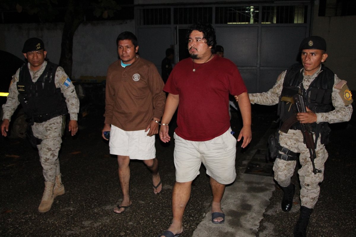 Los dos capturados por autoridades en el Parque Nacional Tikal. (Foto Prensa Libre: Rigoberto Escobar).
