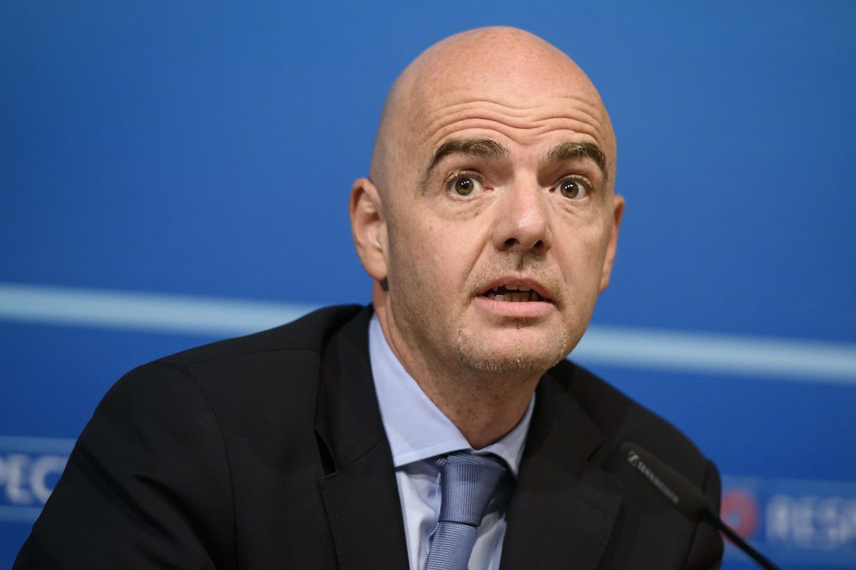 Gianni Infantino, Secretario General de la Uefa ofreció los detalles de la reunión de la organización. (Foto Prensa Libre: AFP)