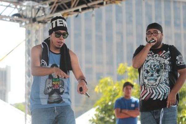 El conductor Zachry (derecha) también demostró su habilidad vocal. (Foto Prensa Libre: Archivo)