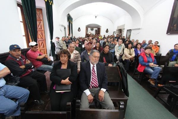 Vecinos y líderes comunitarios participan  en  una  reunión en el salón mayor  de la comuna de Antigua Guatemala, donde se manifestaron su rechazo contra el acuerdo de trasladar el Palacio  de los Capitanes al Ministerio de Cultura. (Archivo)