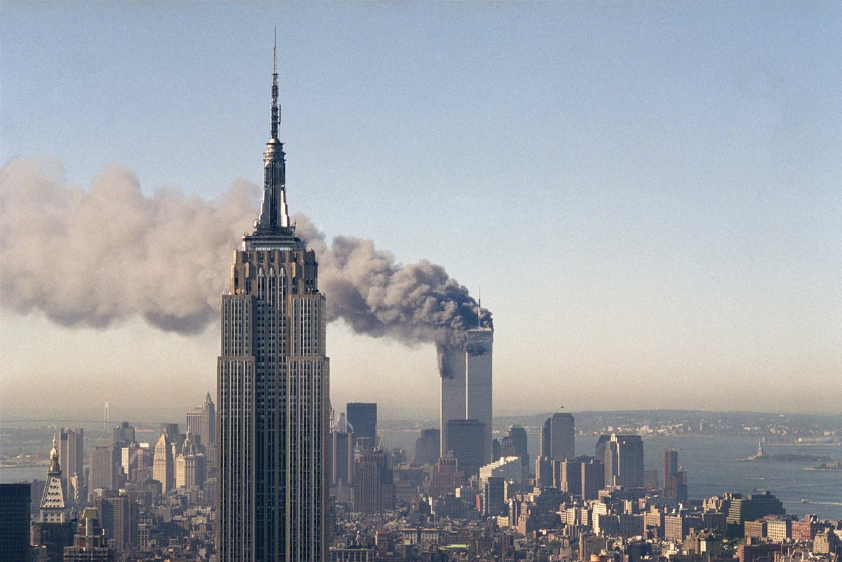 En esta fotografía de archivo, las torres gemelas arden después del choque de dos aviones. (Foto Prensa Libre. AP).