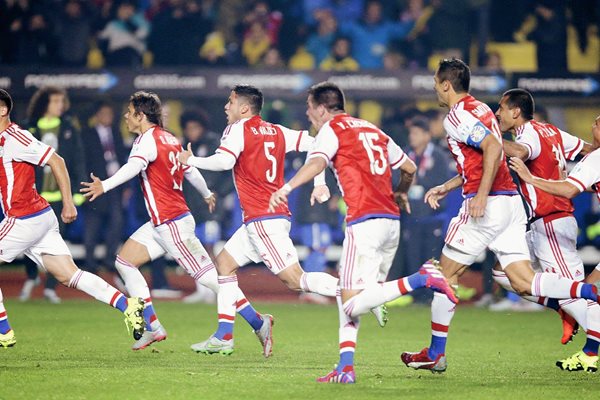 Los jugadores de Paraguay festejaron a lo grande el pase a semifinales. (Foto Prensa Libre: EFE).