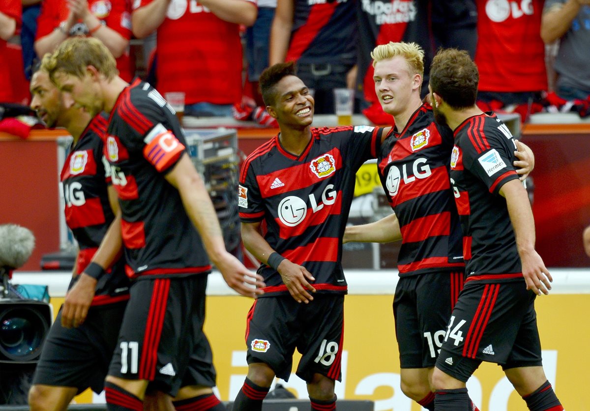 Los jugadores del Leverkusen celebran la victoria. (Foto Prensa Libre: AFP)