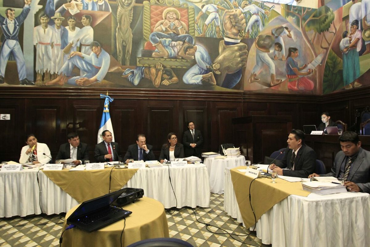 El fiscal Oscar Schaad expone sus argumentos ante la comisión pesquisidora del antejuicio al presidente Jimmy Morales. (Foto Prensa Libre: Carlos Hernández).
