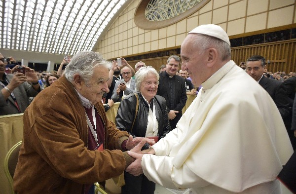 El Papa saluda a José Mujica durante el Encuentro Mundial de Movimientos Populares. (Foto Prensa Libre: EFE).