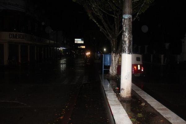 La escena donde ocurrió el crimen fue acordonada y así no permitir que se publique fotos del ataque en Esquipulas. (Foto Prensa Libre: Edwin Paxtor)<br _mce_bogus="1"/>