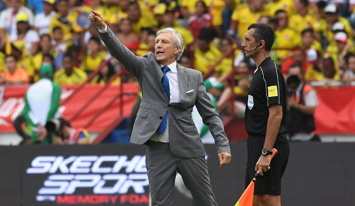 José Pekerman durante el juego entre Colombia y Chile que terminó sin goles. (Foto Prensa Libre: AFP)