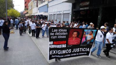 Comunicadores sociales caminan en el Paseo de la Sexta en demanda del cese a las agresiones. (Foto:Rodrigo Méndez)