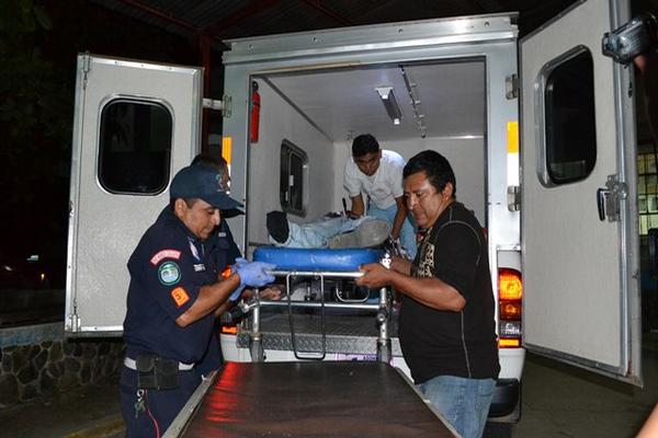 Bomberos Municipales trasladan a los heridos al Hospital Regional de Zacapa. (Foto Prensa Libre: Érick de La Cruz)<br _mce_bogus="1"/>