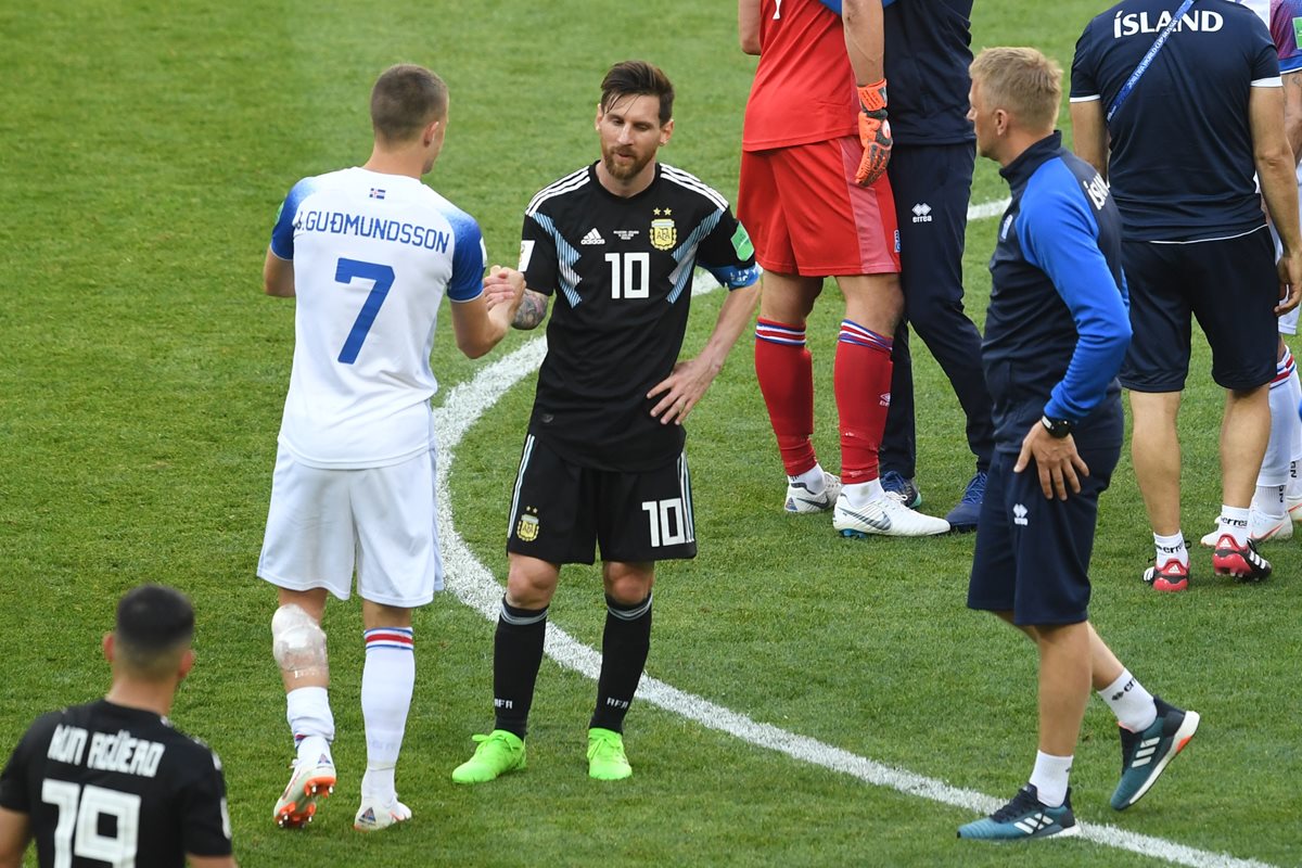 Argentina tuvo un debut para el olvido en Rusia 2018, Lionel Messi falló el penalti que podría haber significado la victoria. (Foto Prensa Libre: AFP)