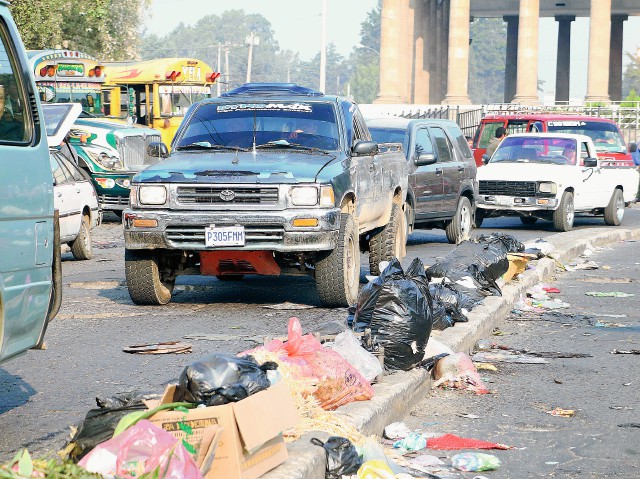 La falta de ornato en el centro de Xela es un problema que aqueja a la población. (Foto Prensa Libre: Carlos Ventura).