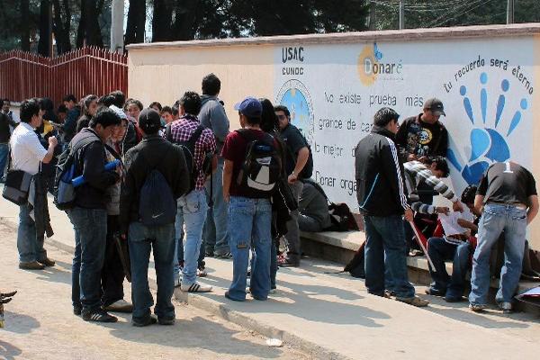 Jóvenes se  sometieron a  pruebas de diagnóstico en el Cunoc, en Quetzaltenango.