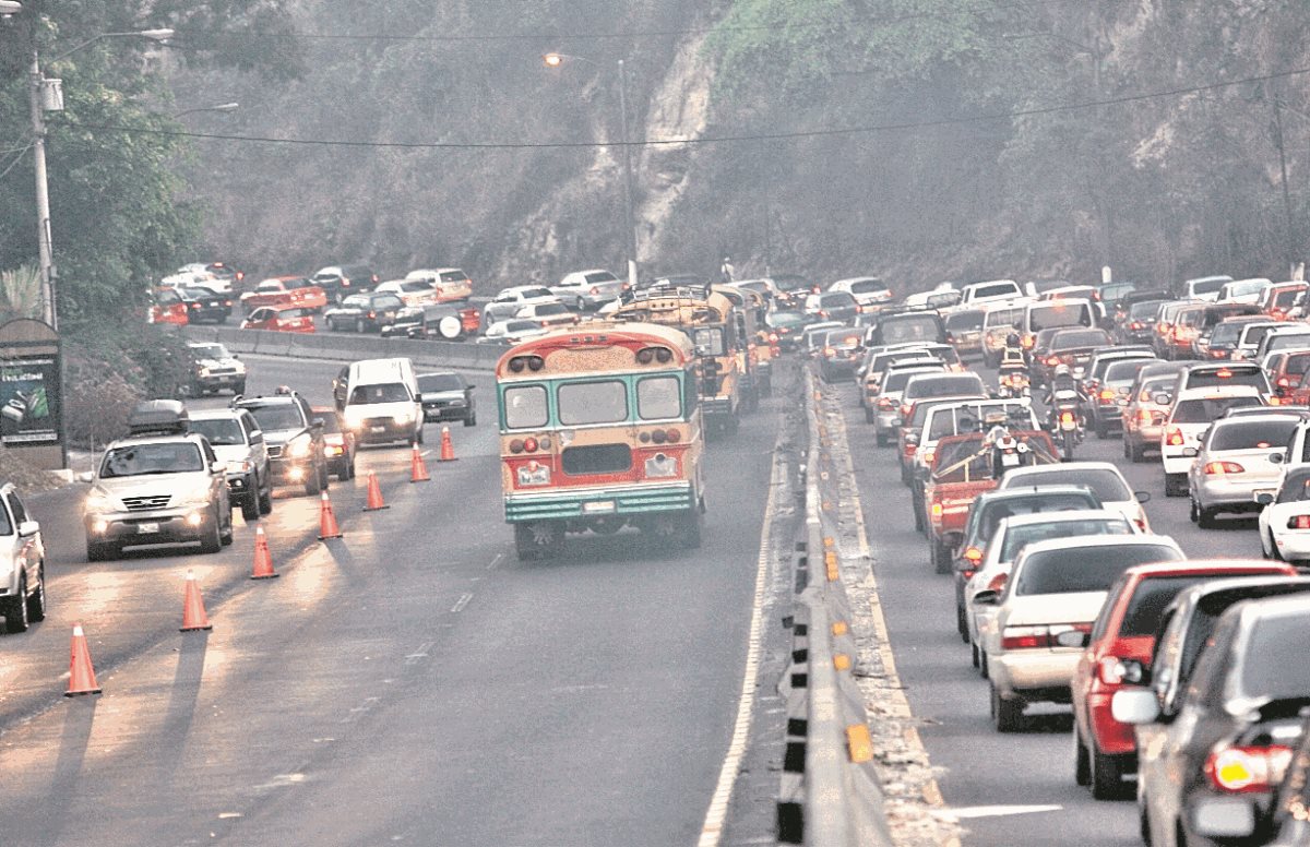 Autoridades piden a los conductores hacer buen uso de los carriles reversibles para prevenir accidentes. (Foto Prensa Libre: Hemeroteca PL).