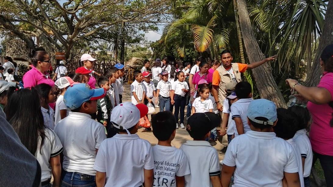 Voluntarios hacen recorridos guiados. (Foto Prensa Libre: Zoológico La Aurora)
