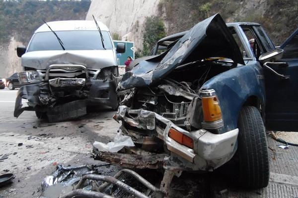 El autobús donde viajaba el grupo de turistas colisionó con un picop en la ruta Interamericana. (Foto Prensa Libre: José Rosales)