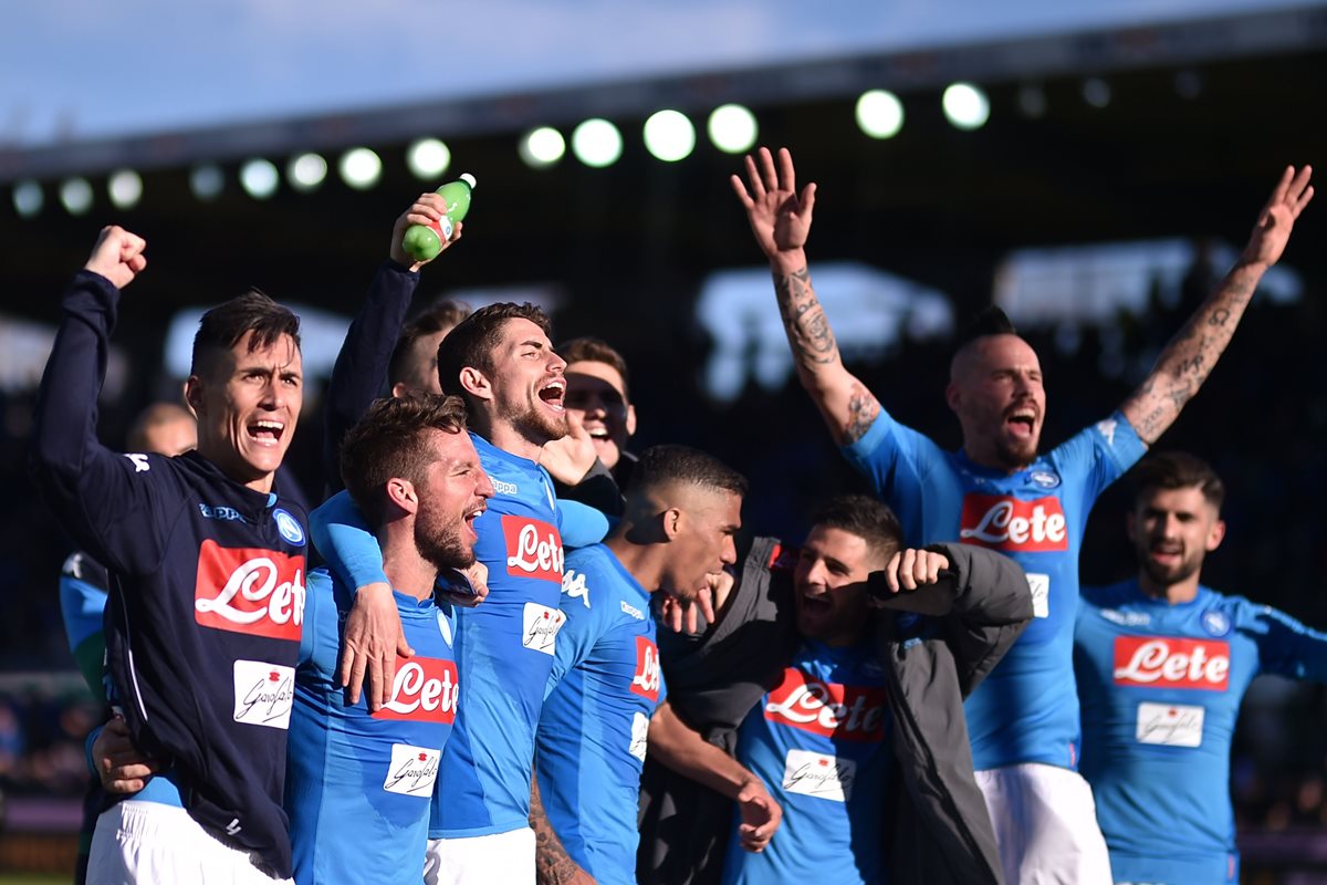 Los jugadores del Nápoli festejan con la afición luego del triunfo frente al Atalanta. (Foto Prensa Libre: AFP)