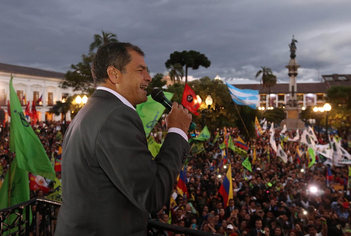 Rafael Correa, presidente de Ecuador, anunció el uso de autos eléctricos para el Gobierno. (Foto Prensa Libre: EFE)