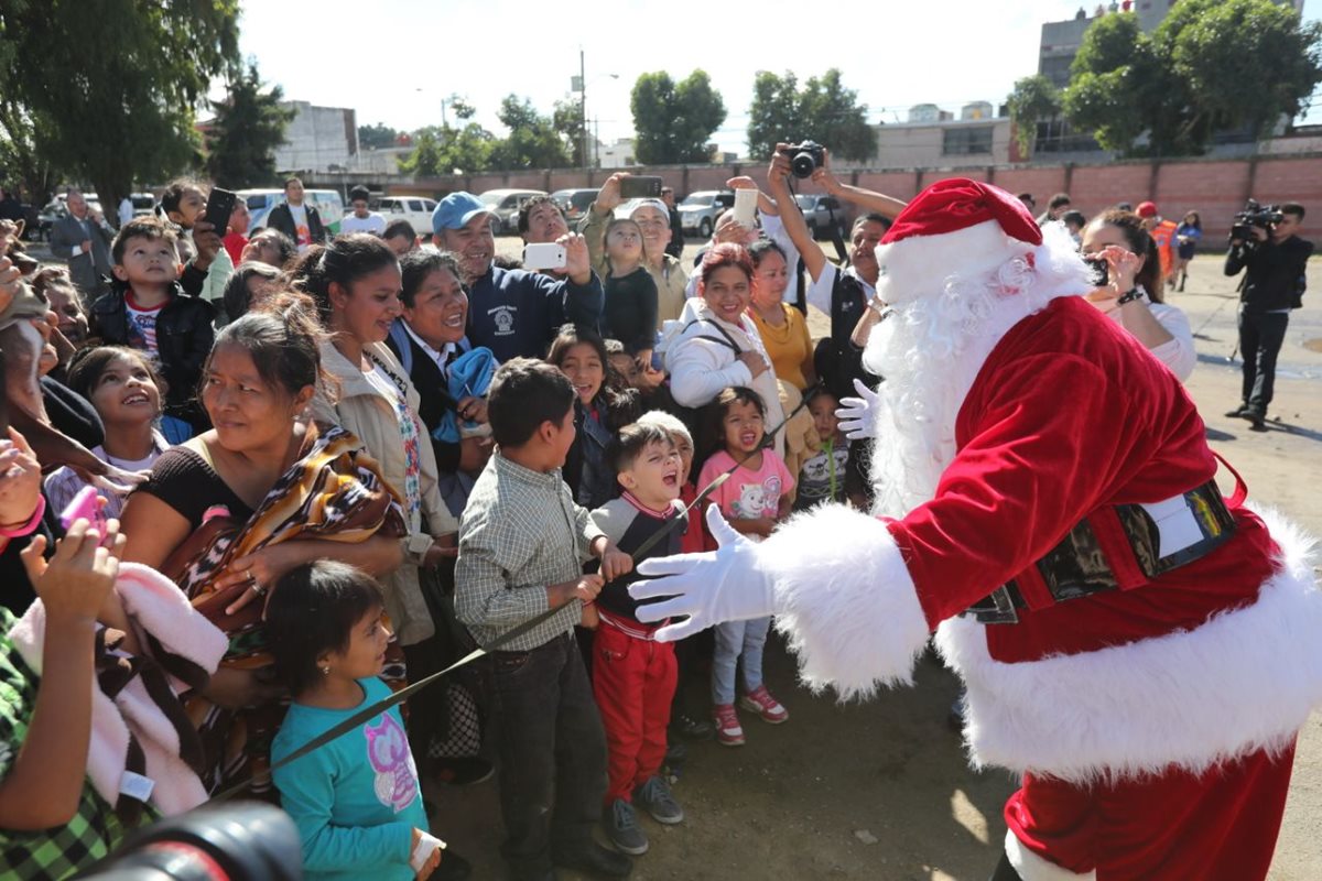 La emoción de los niños era evidente al ver a Santa Claus. (Foto Prensa Libre: Érick Ávila)
