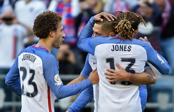 Clint Dempsey, anotador del primer gol estadounidense, es felicitado por Jones y Johnson (Foto Prensa Libre: AFP)