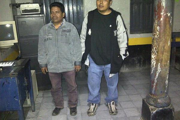 Miguel Chamay López, de 44 años, y a Diego David Pérez  Rodríguez, 35, detenidos. (Foto Prensa Libre: Óscar Figueroa)