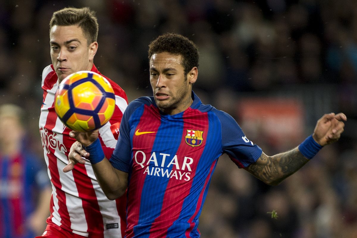 El delantero brasileño del FC Barcelona Neymar Da Silva (d) pelea un balón con el defensa del Sporting de Gijón Juan Rodriguez (i). (Foto Prensa Libre: EFE)