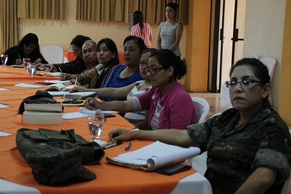 Delegados de  varios sectores integran mesa  para tratar caso de menores migrantes. (Foto Prensa Libre: Mike Castillo)