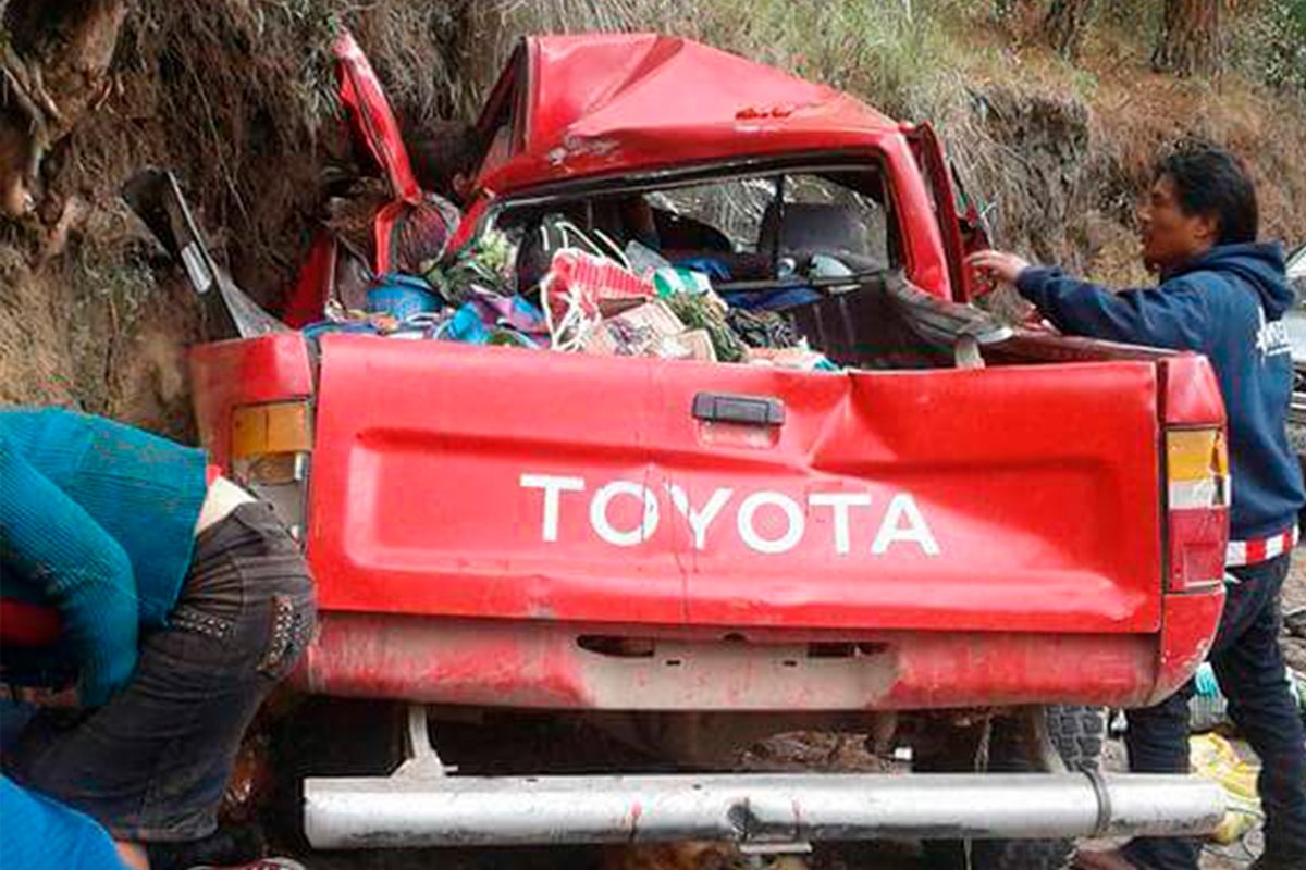 El picop quedó con severos daños tras chocar contra un paredón. (Foto Prensa Libre: Whitmer Barrera)