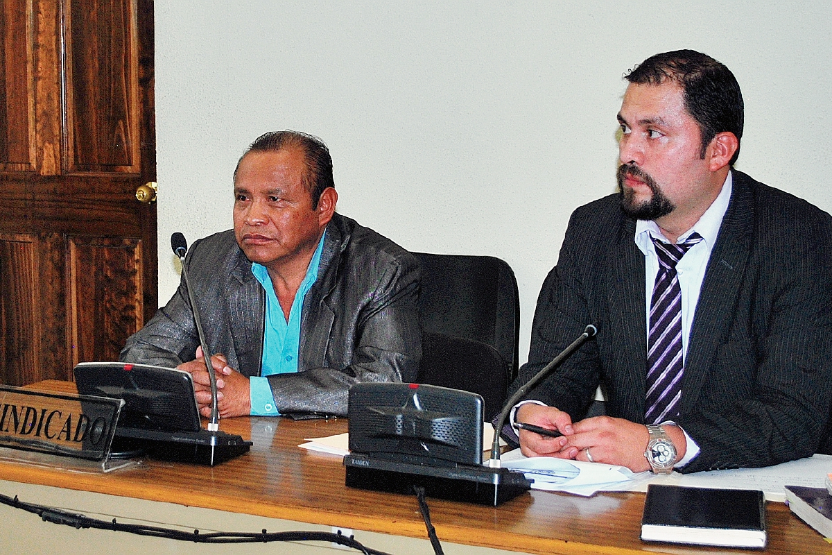 El alcalde de Zunil, Quetzaltenango, José María Chay Quiej, junto a su abogado en Juzgado Tercero de Primera Instancia Penal de ese departamento.  (Foto Prensa Libre: Alejandra Martínez)