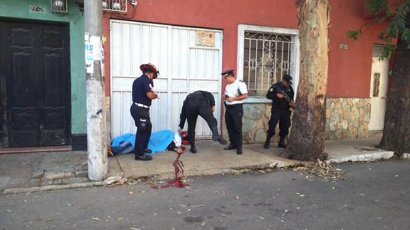 Bomberos Municipales cubre el cadáver en la zona 5. (Foto Prensa Libre: Tomada de @valoalbizures)