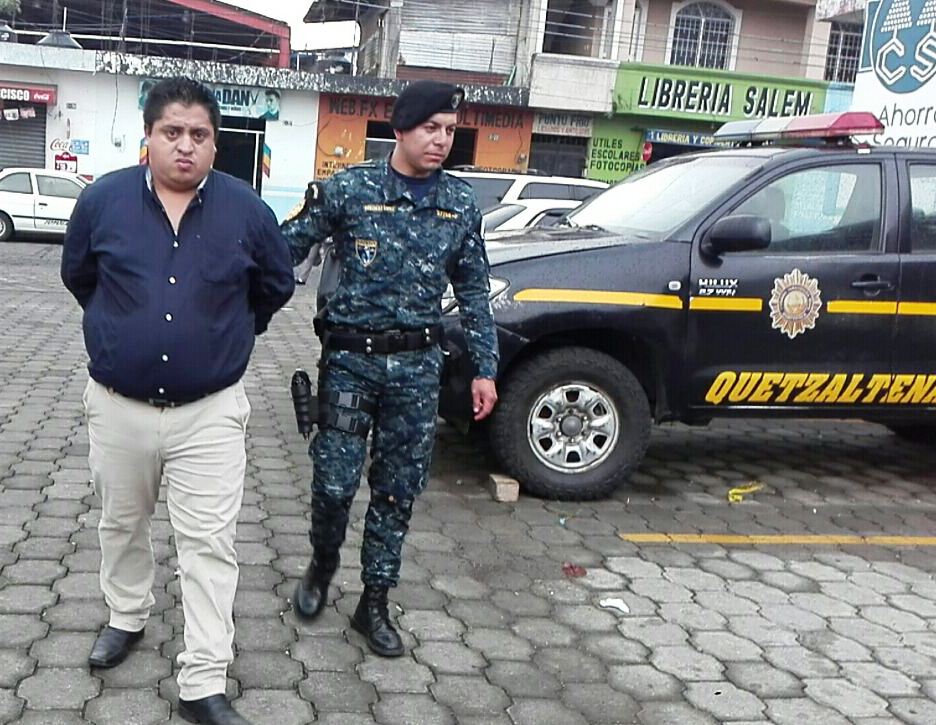 Agentes de la PNC trasladan a un juzgado a César Estuardo Martínez Silvestre, capturado en Coatepeque, Quetzaltenango. (Foto Prensa Libre: PNC)