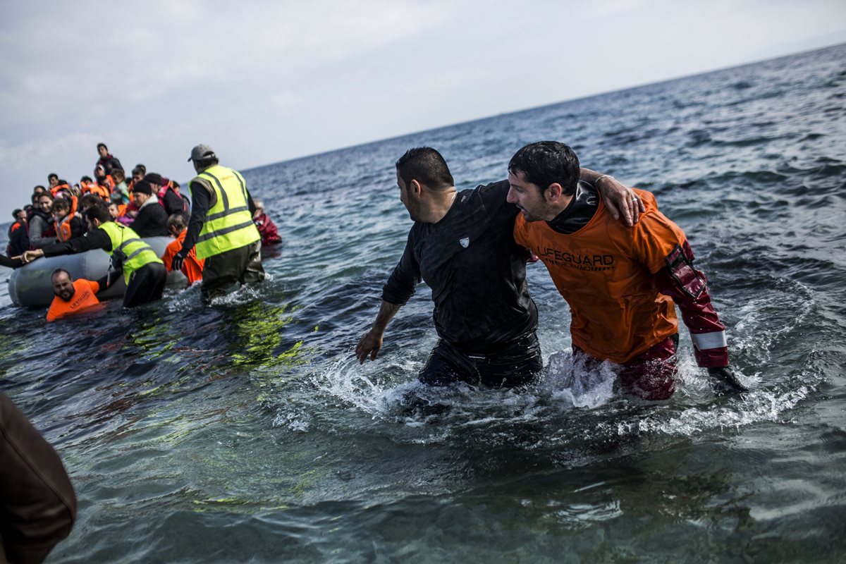 Centenares de personas que huyen de la guerra civil siria llegan a las costas de Grecia. (Foto Prensa Libre: AFP)