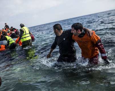 <span class="suchwort">Más de 25 mil refugiados se desplazan por Grecia hacia el norte</span>
