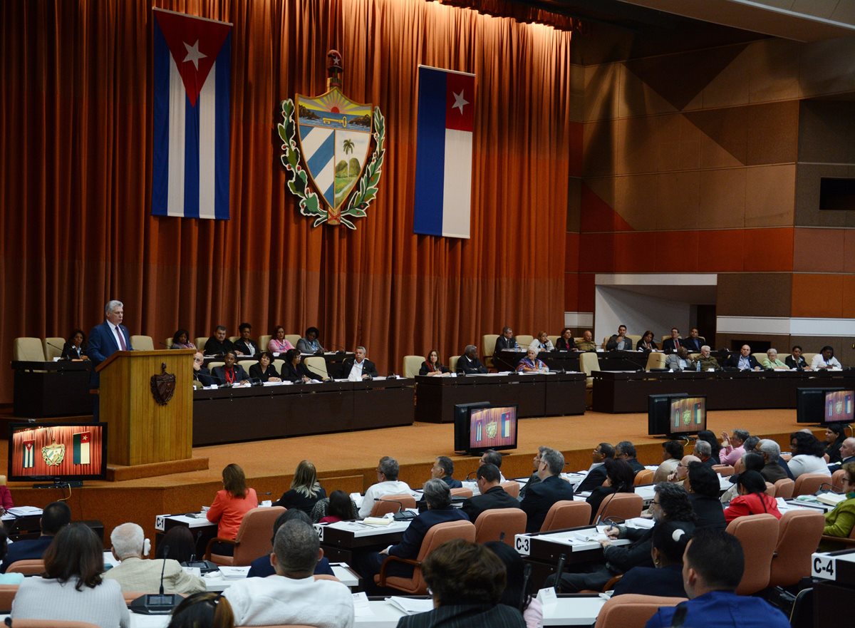 El presidente cubano, Miguel Díaz-Canel, pronuncia un discurso durante la sesión plenaria celebrada en el Parlamento, en La Habana (Cuba). La Asamblea Nacional de Cuba aprobó en votación unánime en sesión plenaria, el borrador final de la nueva Constitución. (Foto, Prensa Libre: Efe).