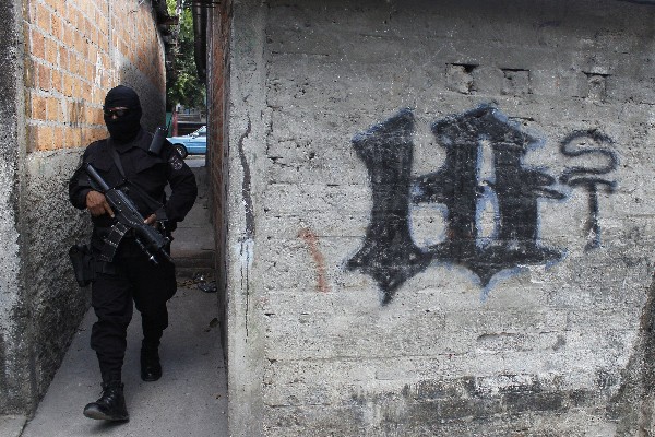 <span>Un policía</span> <span>patrulla un barrio controlados por las pandillas </span><span>en San</span> <span>Salvador</span><span>,</span> <span>El Salvador</span><span>. (AP).</span>