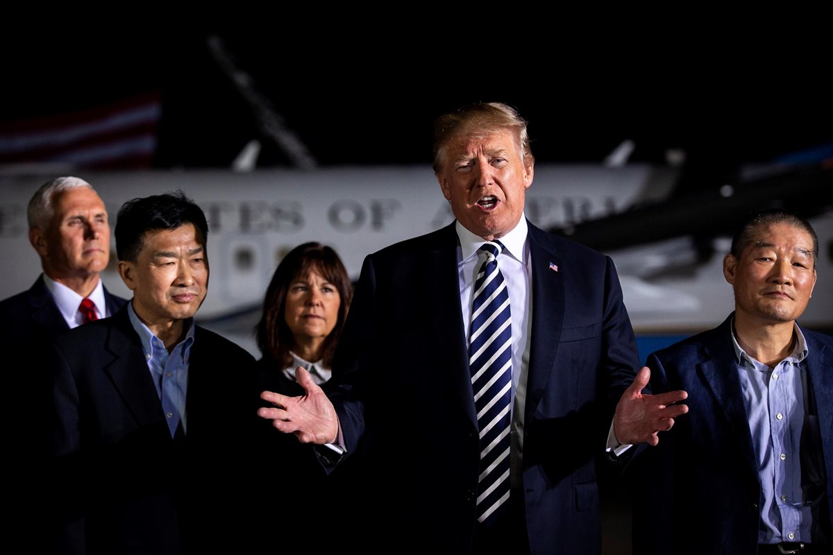 Donald Trump (c), recibe a los tres presos estadounidenses liberados por Corea del Norte en la base militar de Andrews en Maryland, Estados Unidos.(Foto prensa Libre:EFE).
