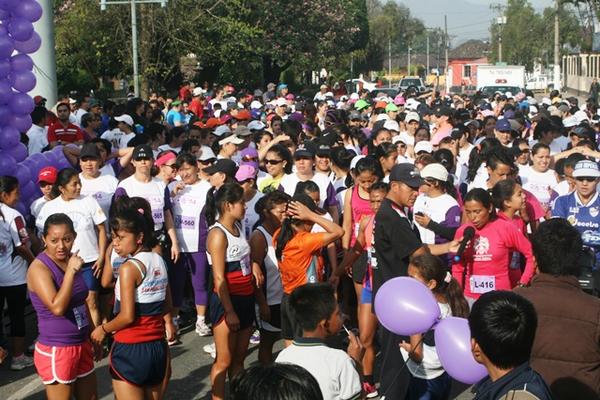 Mujeres participan en una maratón celebrada en Cobán para reclamar por sus derechos. (Foto Prensa Libre: Ángel Martín Tax y Eduardo Sam)