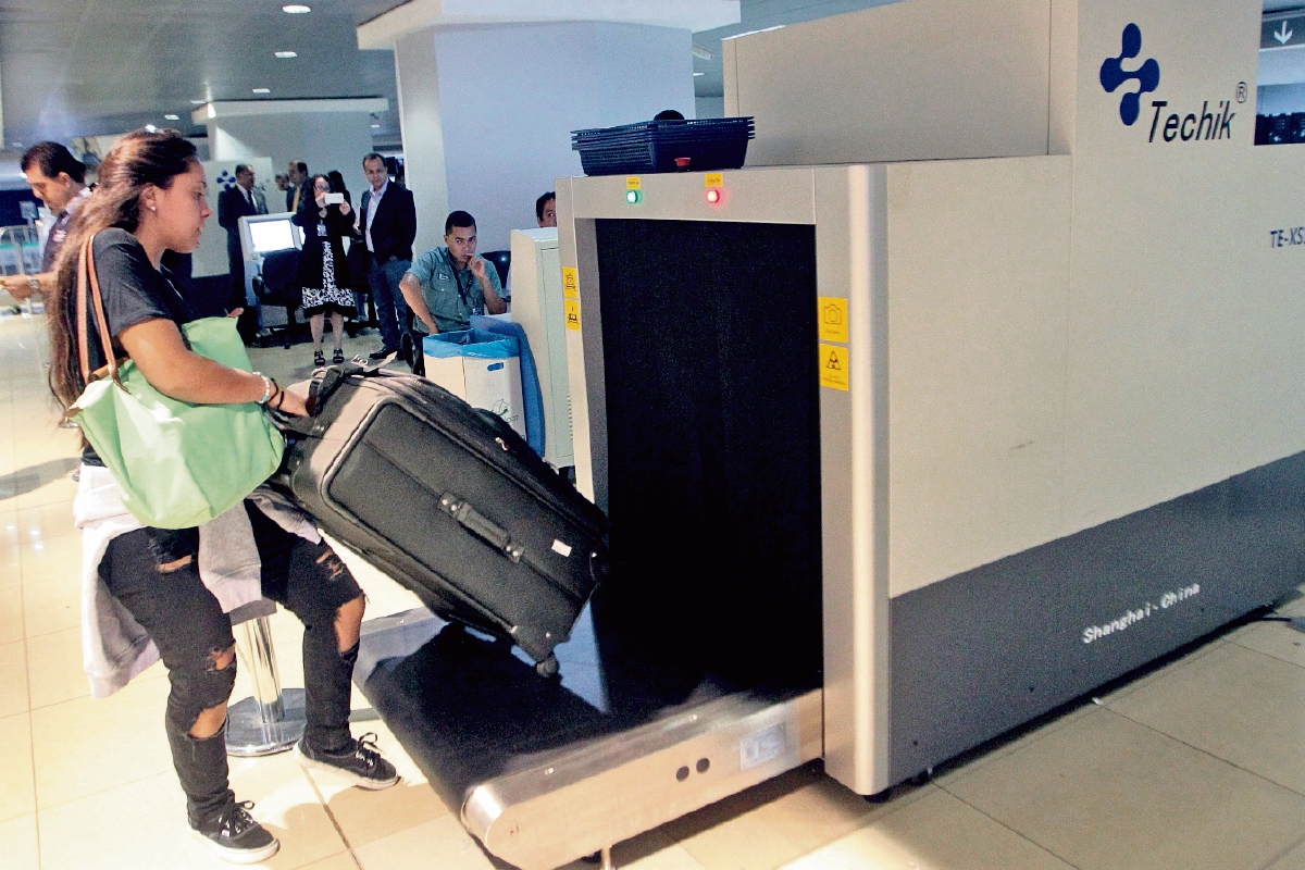Los escáneres funcionan desde ayer y su objetivo es evitar la discrecionalidad al revisar, además de agilizar el proceso para los pasajeros. (Foto Prensa Libre:Álvaro Interiano)