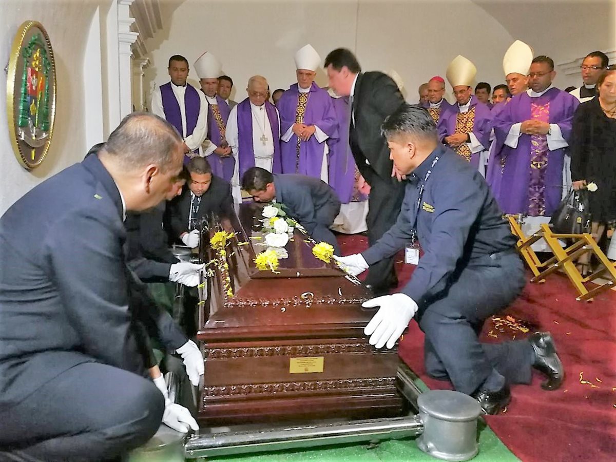 Inhuman restos de monseñor Óscar Julio Vian Morales, en las criptas de la Catedral Metropolitana. (Foto Prensa Libre: Óscar Rivas)
