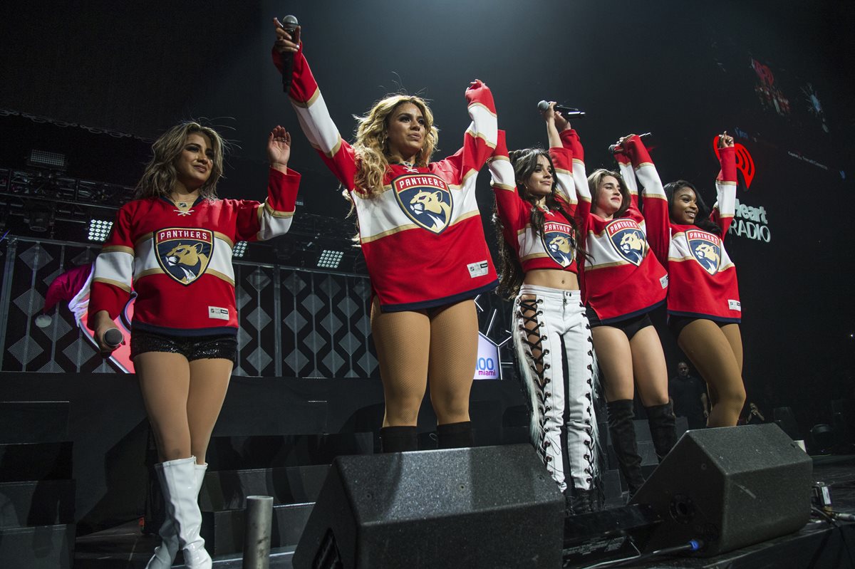 La cantante Camila Cabello (al centro) se separó del grupo Fifth Harmony para lanzarse como solista. (Foto Prensa Libre: AP)