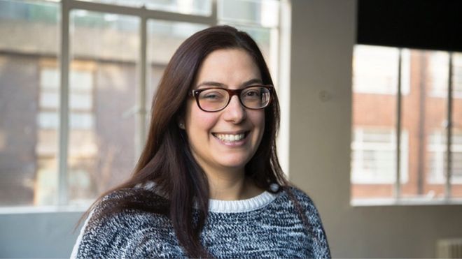 Irenie Ekkeshis perdió la vista del ojo derecho por una infección causada por un microorganismo presente en el agua. NEW CITIZENSHIP PROJECT