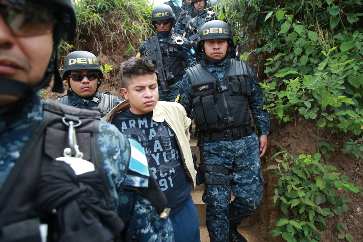 El Ministerio Público y la policía capturan a Kevin Osoy, supuesto líder de la clica Vatos Locos. (Foto Prensa Libre: Estuardo Paredes)