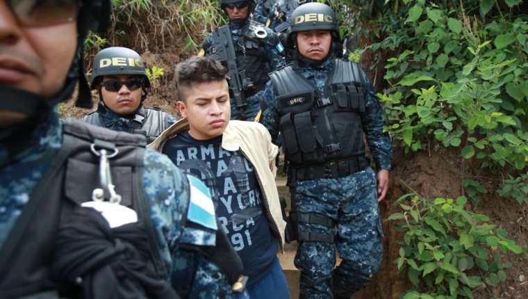 El Ministerio Público y la policía capturan a Kevin Osoy, supuesto líder de la clica Vatos Locos. (Foto Prensa Libre: Estuardo Paredes)
