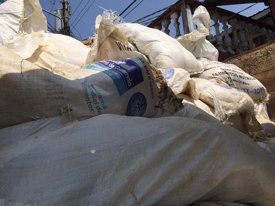 El cereal vencido fue trasladado en camiones por autoridades del Ministerio Público, de Salud y Ambiente. (Foto Prensa Libre: Eduardo Sam Chun)