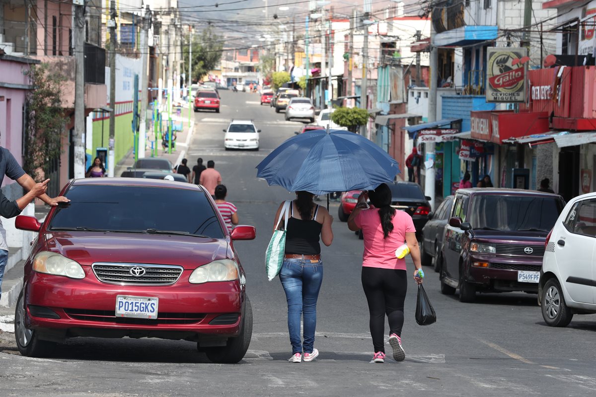Vecinos mixqueños piden mejoras en sus zonas. Imagen de una calle de la colonia El Milagro, zona 6. (Foto Prensa Libre: Óscar Felipe Quisque)