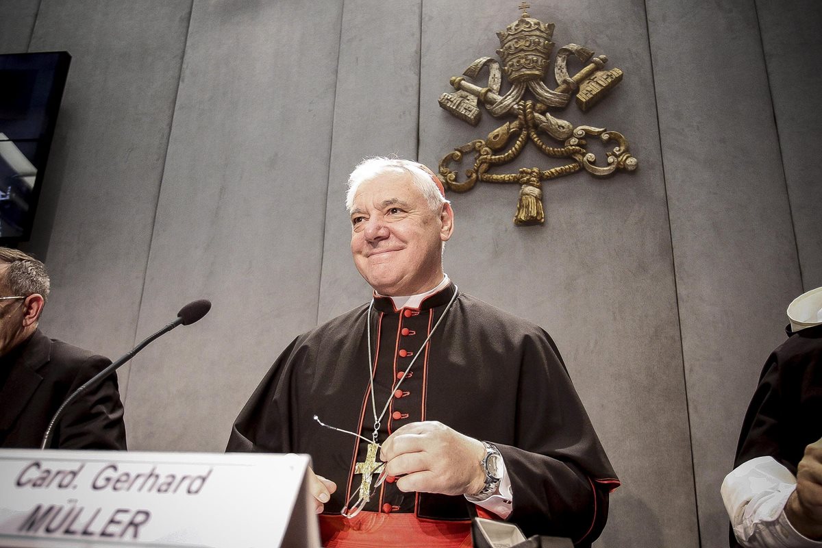 El prefecto de la Congregación para la doctrina de la Fe, Ludwig Müller, ofrece una rueda de prensa en el Vaticano. (Foto Prensa Libre: EFE).