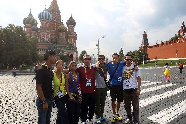 Los guatemaltecos Anibal Paau, Mayra Herrera, Mirna Ortiz, Erick Barrondo y Daniel Quiyuch junto a Rigoberto Medina -C-. (Foto Prensa Libre: Romeo Ríos)