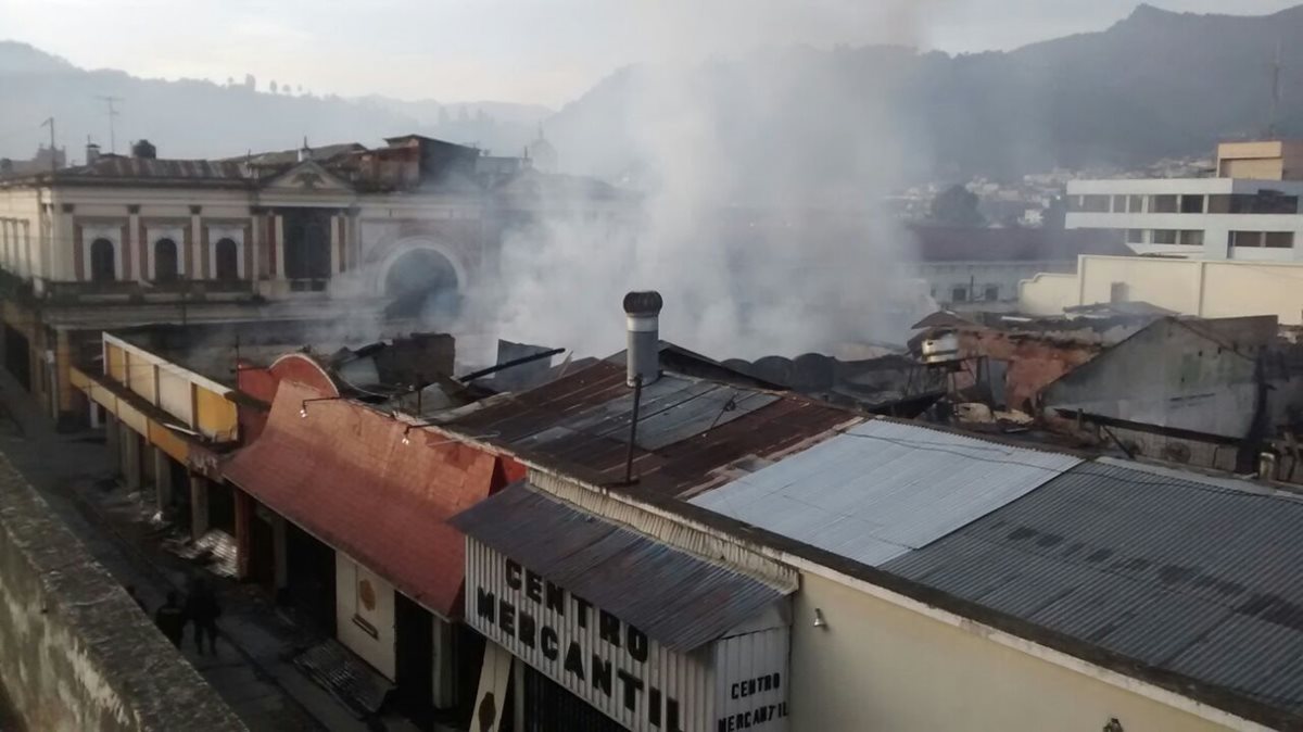 Vista del incendio que consumió varios locales comerciales en zona 1, Quetzaltenango.