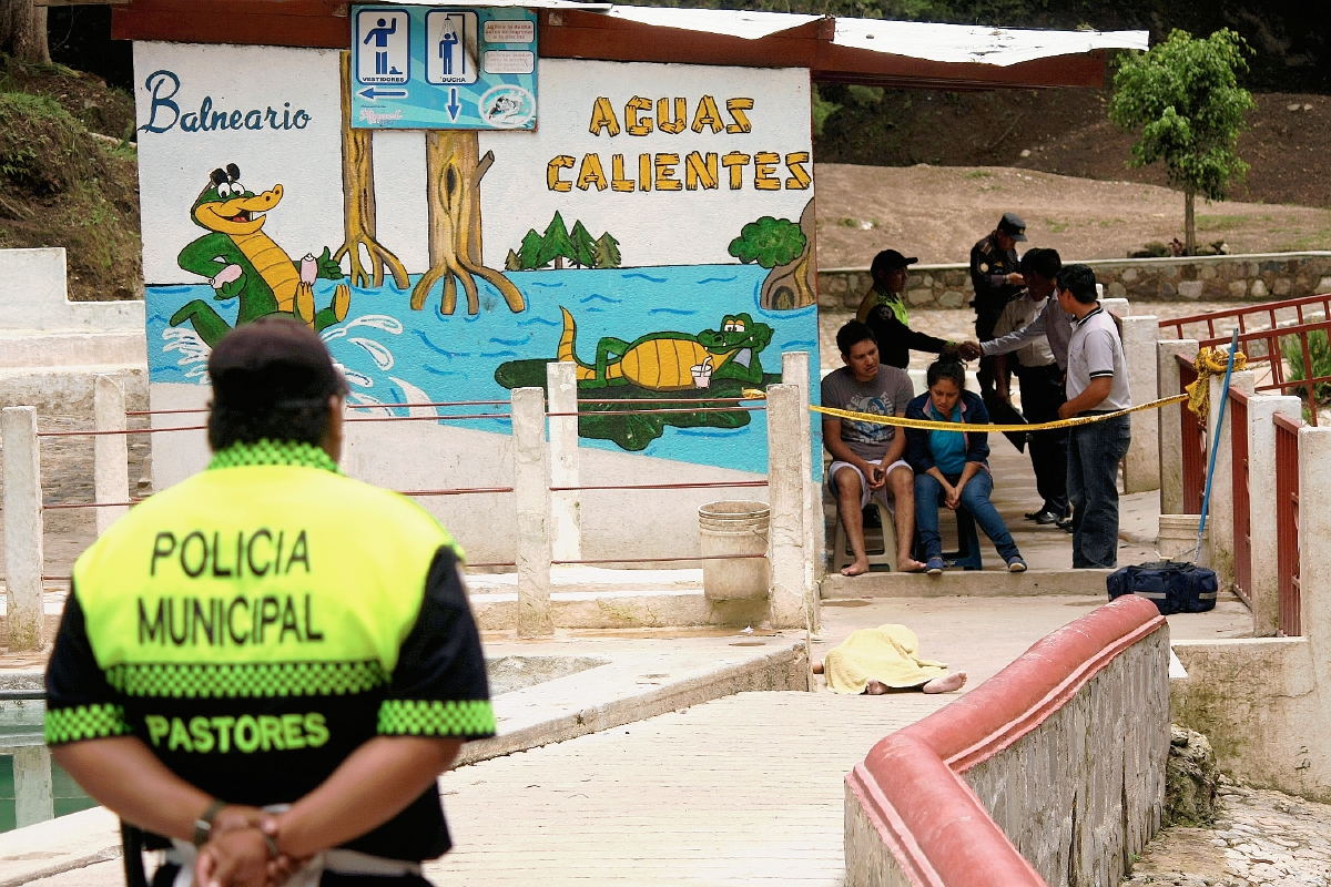 Pobladores y agente municipal observan el cuerpo sin vida de menor, en la aldea San Lorenzo El Tejar, Pastores, Sacatepéquez. (Foto Prensa Libre: Renato Melgar)