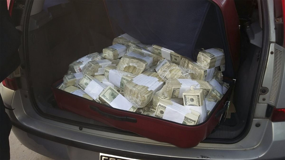 Foto proporcionada por las autoridades argentinas a la AFP, que muestra el vehículo donde se trasladaba parte del dinero. (Foto Prensa Libre: AFP).
