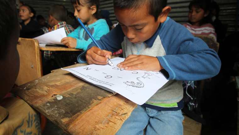 Miles de niños tienen que abandonar sus estudios, sobre todo en la provincia. (Foto Prensa Libre: Esbin García)